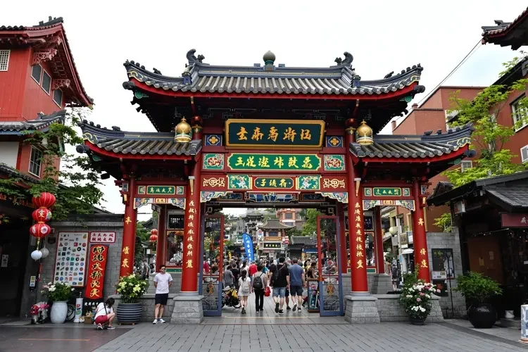 五一黑料 - 顶流小生深夜现身便利店，被拍到买关东煮素颜照疯传