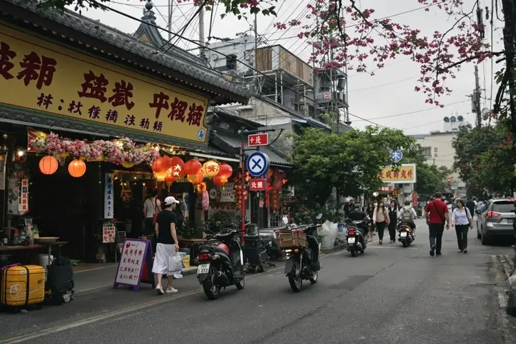 五一黑料 - 某男团成员被曝私下恋爱，粉丝后援会连夜辟谣反被打脸